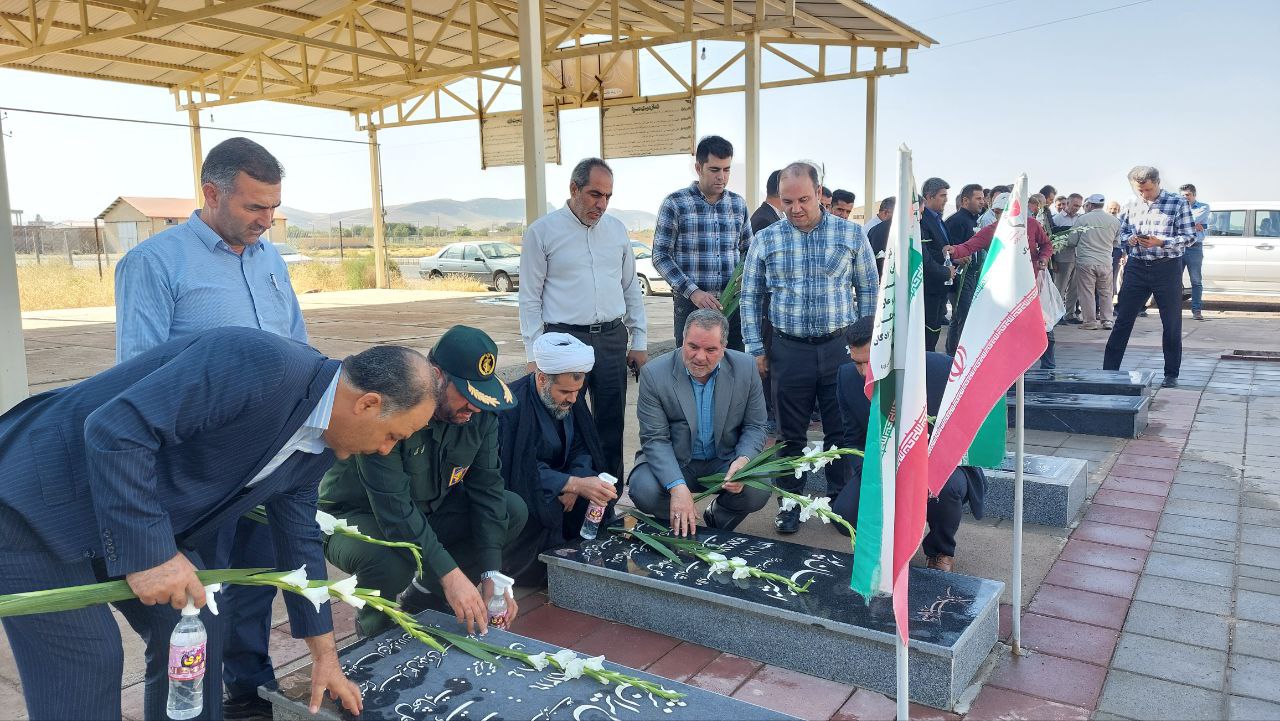 گلزار شهدای شهر باروق به مناسبت هفته دولت گلباران شد