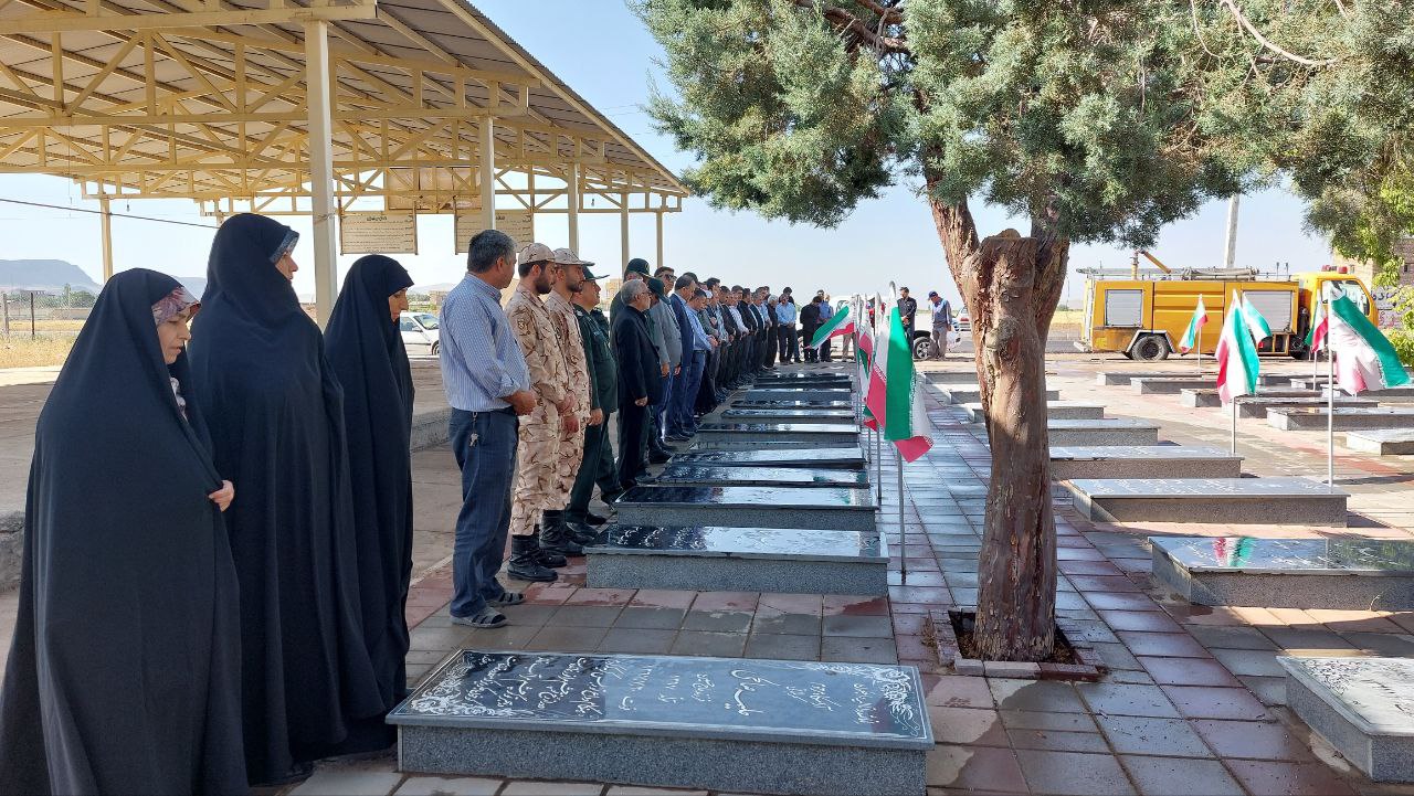 گلزار شهدای شهر باروق به مناسبت هفته دولت گلباران شد