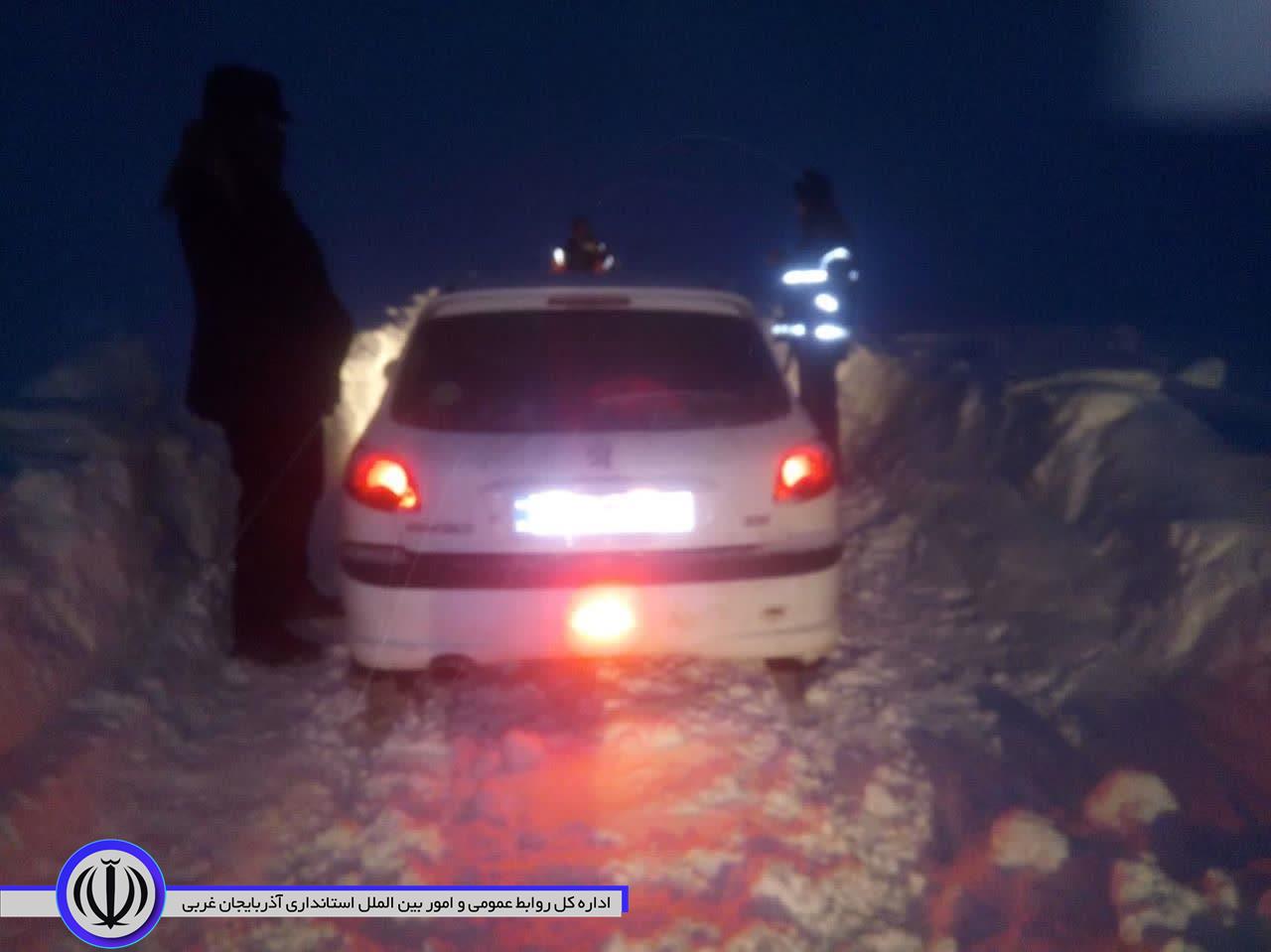 آتشنشانان باروقی یک خانواده سه نفره گرفتار در برف و کولاک را از مرگ حتمی نجات دادند