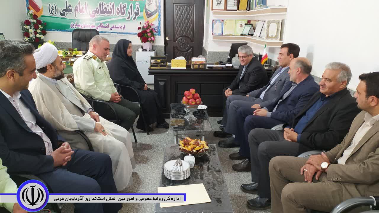 دیدار فرماندار و مسئولان قضایی با فرمانده انتظامی شهرستان باروق به مناسبت هفته فراجا