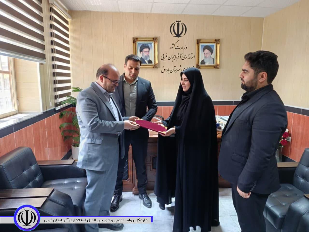 اهدا حکم مسئول ستاد دهه کرامت کانون های خدمت رضوی شهرستان باروق