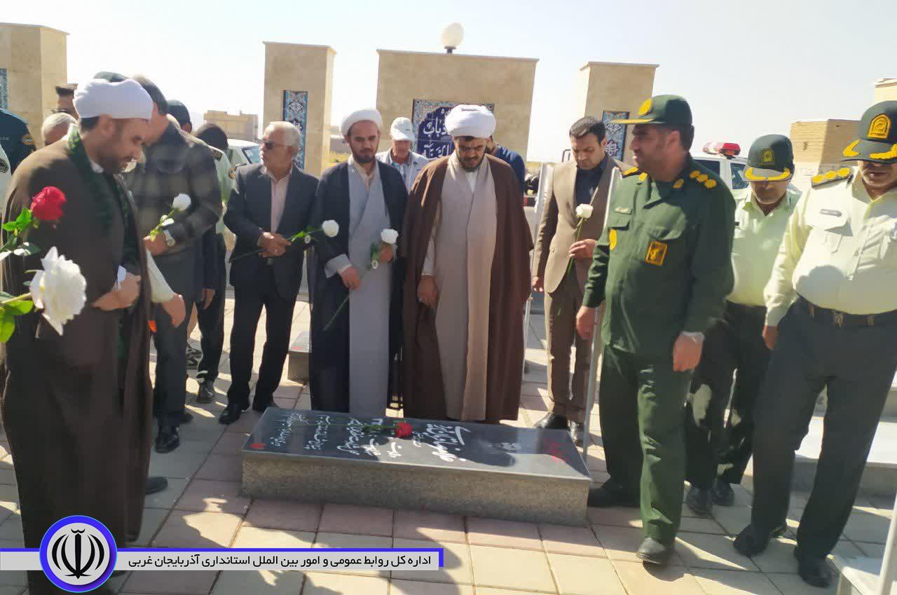 گلزار مطهر شهدای باروق غبارروبی و عطر افشانی شد