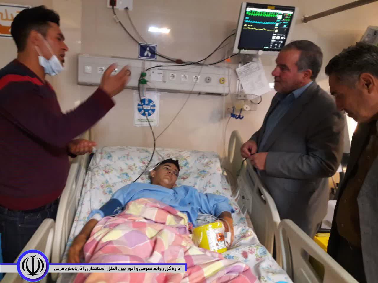 مهندس حسینی فرماندار شهرستان باروق از دانش آموزان حادثه دیده بر اثر تصادف در بیمارستان عباسی میاندوآب عیادت کرد