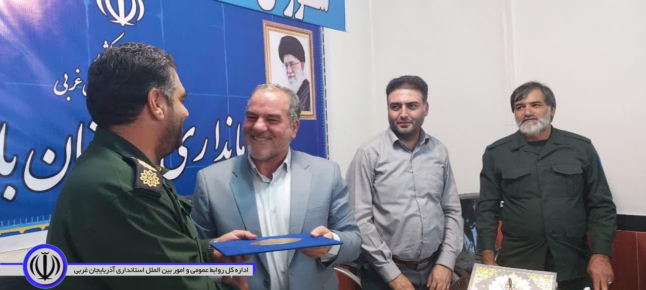 دیدار فرمانده ناحیه مقاومت بسیج سپاه شهرستان با فرماندار باروق به مناسبت گرامیداشت هفته دولت