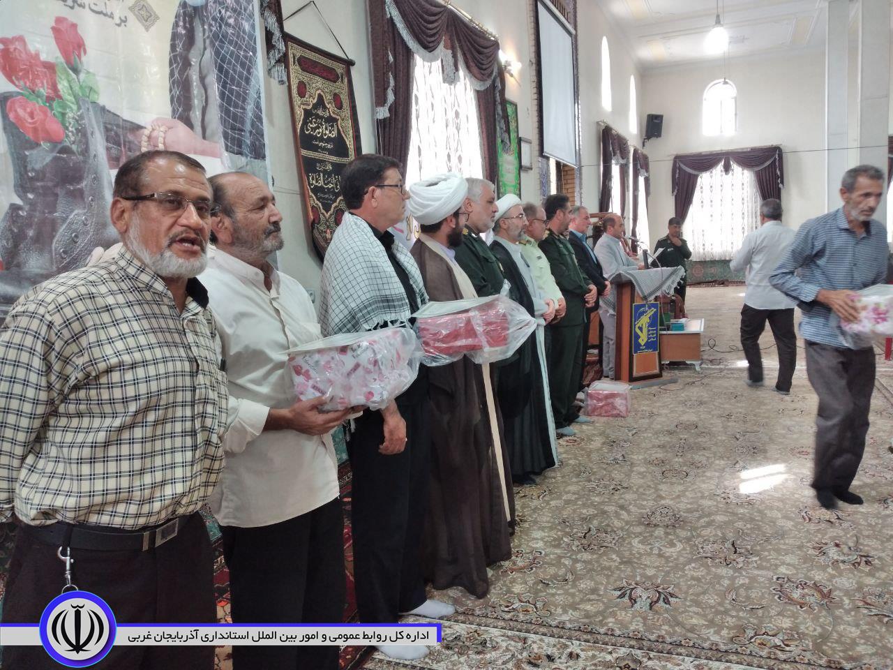 در این آئین معنوی از 17 ایثارگر بنمایندگی ازایثارگران جنگ تحمیلی با اهدا لوح تقدیر تجلیل شد.