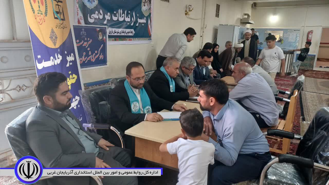 رسیدگی به مشکلات قضائی نمازگزاران در میز خدمت نماز جمعه باروق