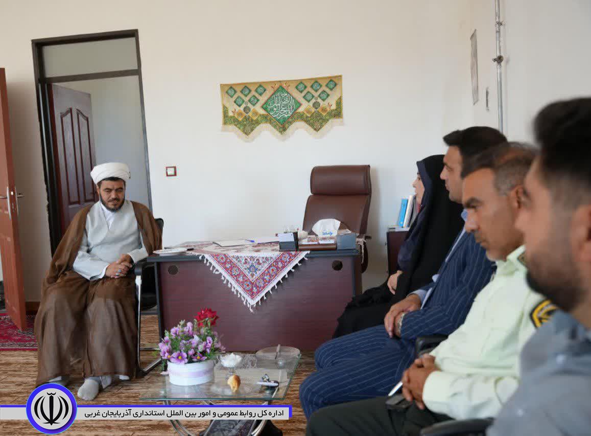 دیدار فرماندار و جمعی از مسئولان شهرستان باروق با امام جمعه به مناسبت هفته دولت