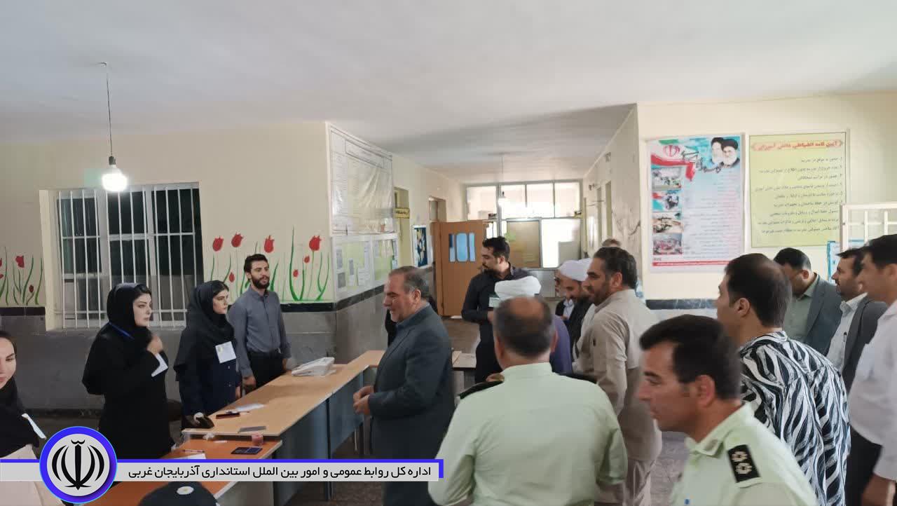 بازدید فرماندار از شعب اخذ رای