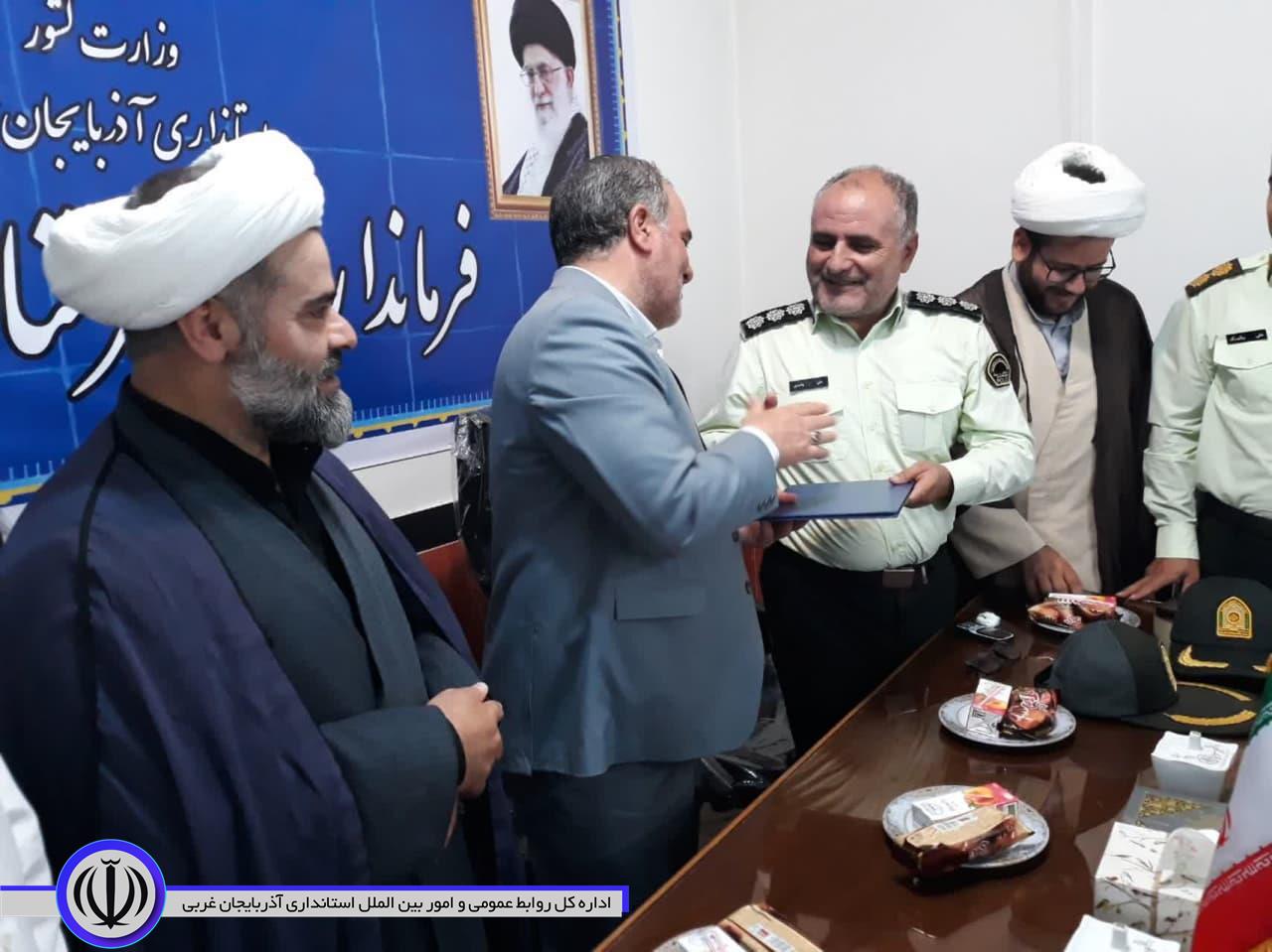 دیدار فرمانده انتظامی با فرماندار باروق به مناسبت گرامیداشت هفته دولت