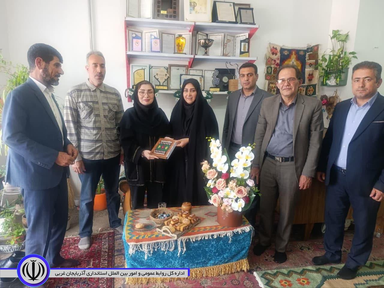 بازدید فرماندار به همراه بخشدار مرکزی باروق از کارگاه گلیمبافی به مناسبت روز صنایع دستی