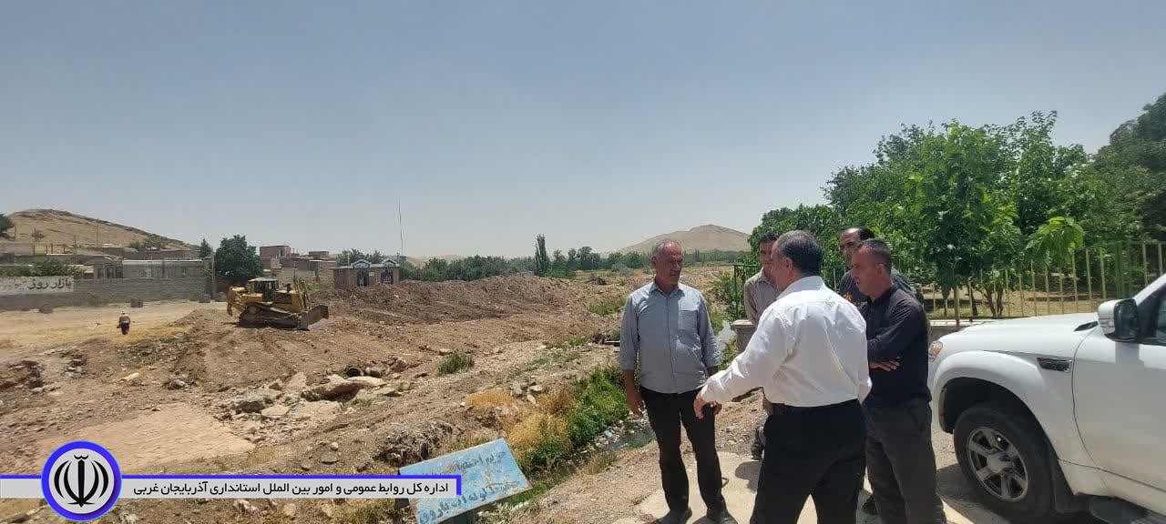 بازدید مهندس حسینی فرماندار شهرستان باروق از روند رگلاژ و تسطیح بستر رودخانه قوری چای باروق