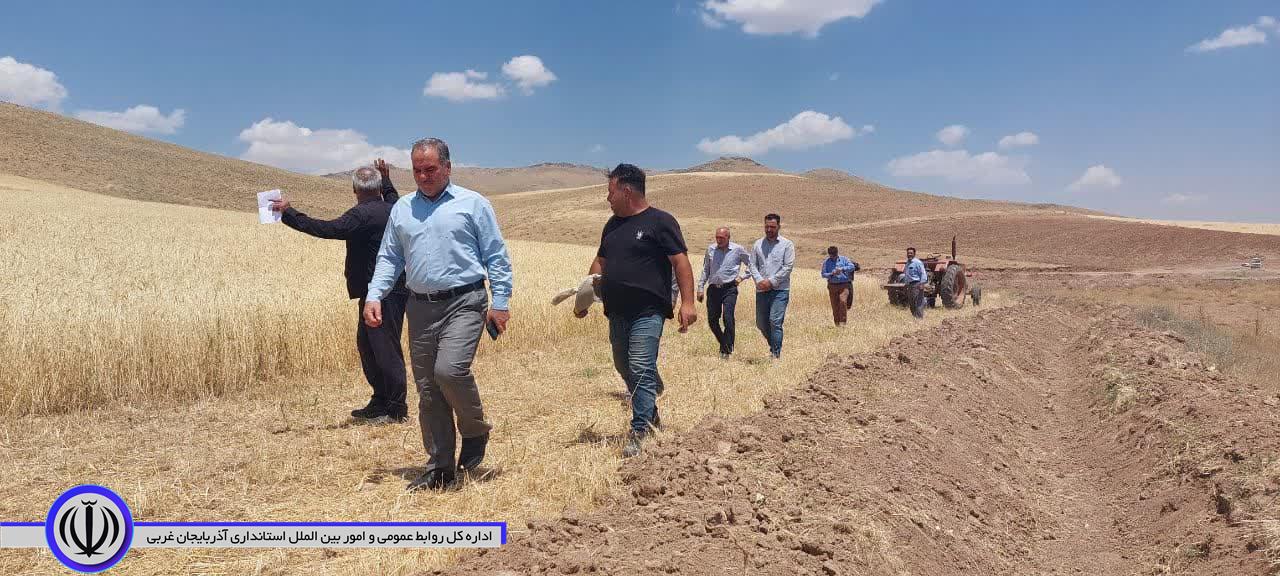 بازدید فرماندار شهرستان باروق از روند اجرای پروژه پوشش بتنی کانال کشاورزی روستای نادر گلی