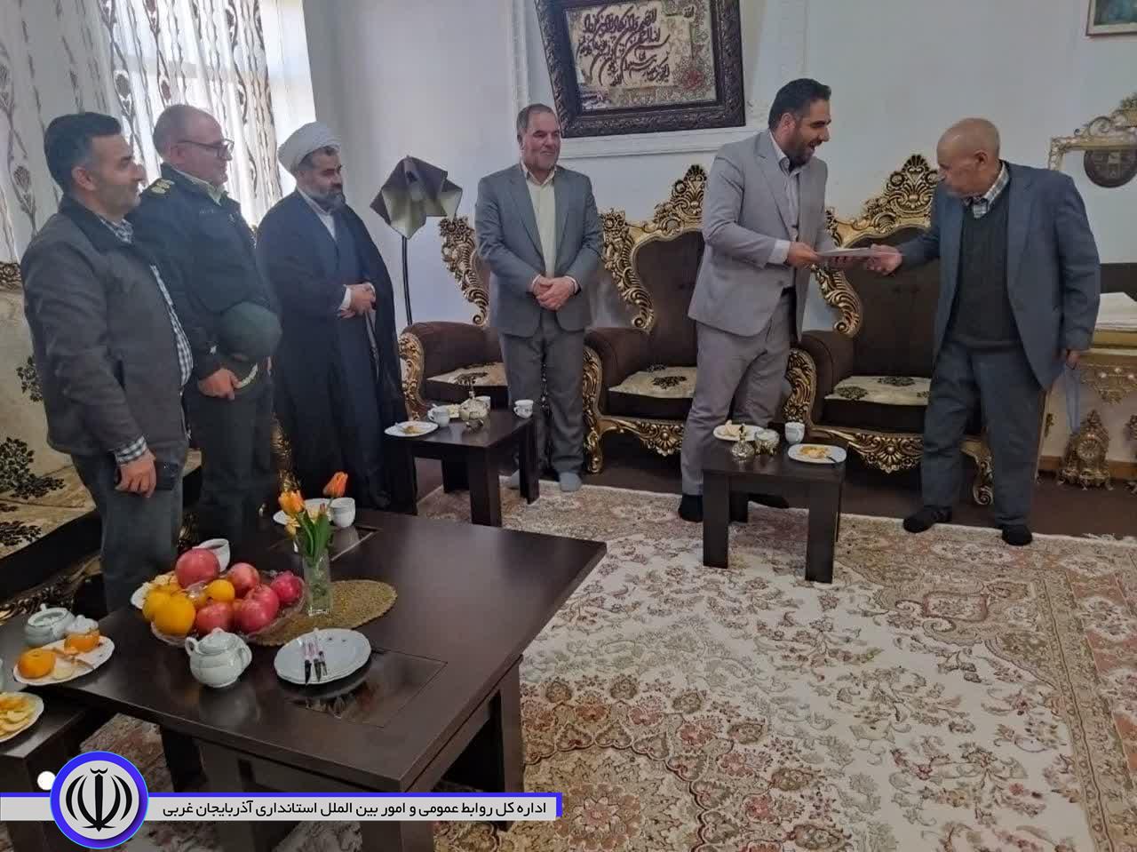 به مناسبت هفته بسیج با خانواده شهید والامقام صمد شمس دیدار به عمل آمد.