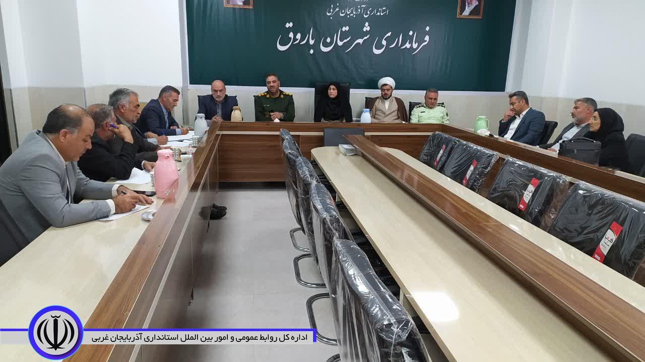 نشست هم‌اندیشی شورای تامین شهرستان باروق با شهردار و اعضای شورای شهر برگزار شد