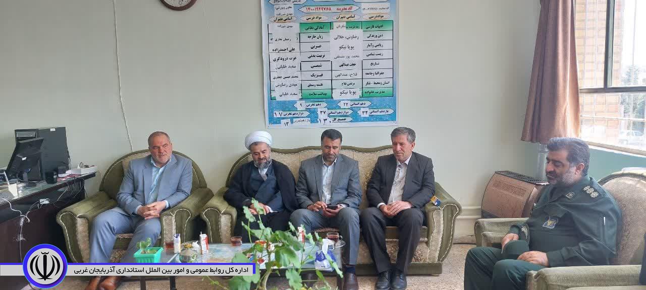 بمناسبت گرامیداشت هفته معلم، از معلمان بازنشسته و پیشکسوت شهرستان باروق تجلیل به عمل آمد.