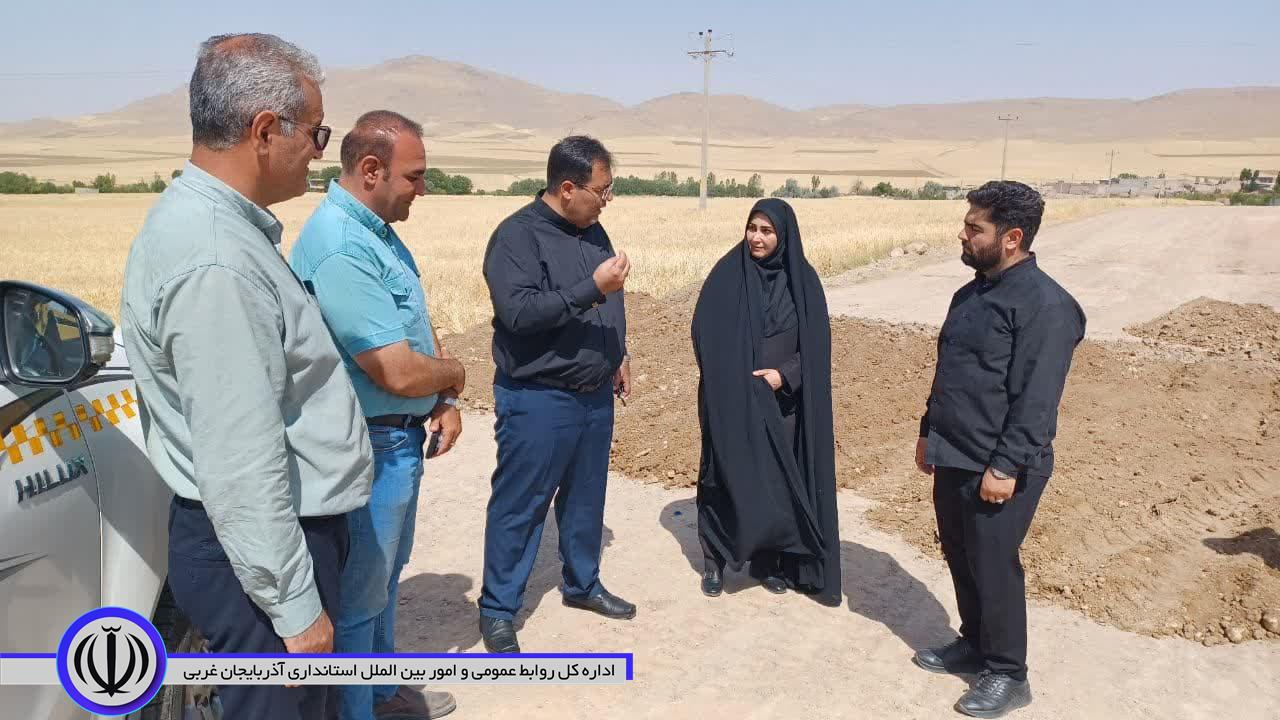 بازدید فرماندار باروق و رئیس اداره راهداری و حمل و نقل جادهای از عملیات زیرسازی محور ارتباطی سه روستای این شهرستان