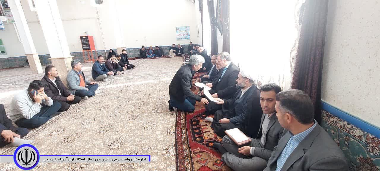 دیدار چهره به چهره و میز خدمت با حضور فرماندار و رؤسای ادارات شهرستان باروق در مسجد جامع این شهرستان برگزار شد.