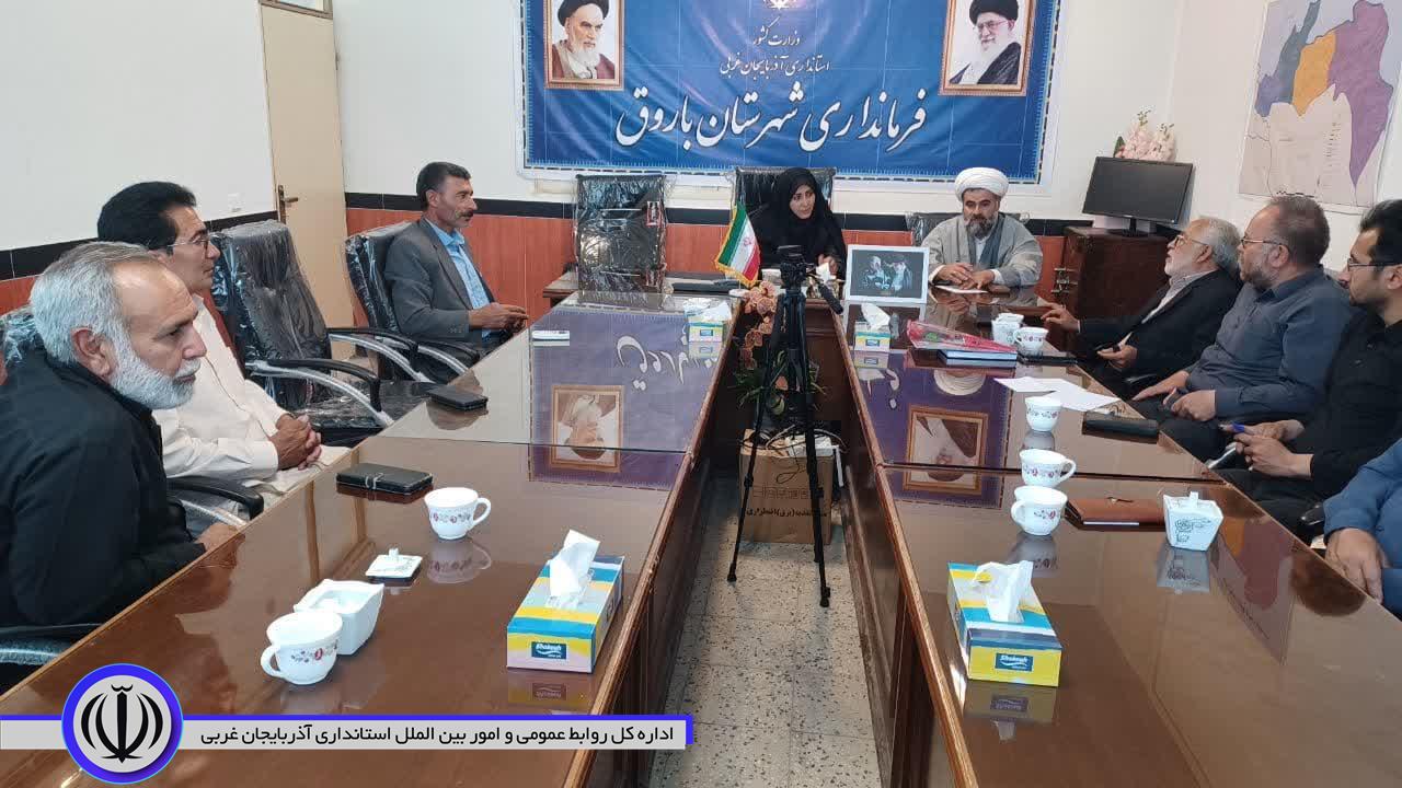 نشست هم اندیشی جمعی از معتمدان باروق با سرپرست فرمانداری شهرستان