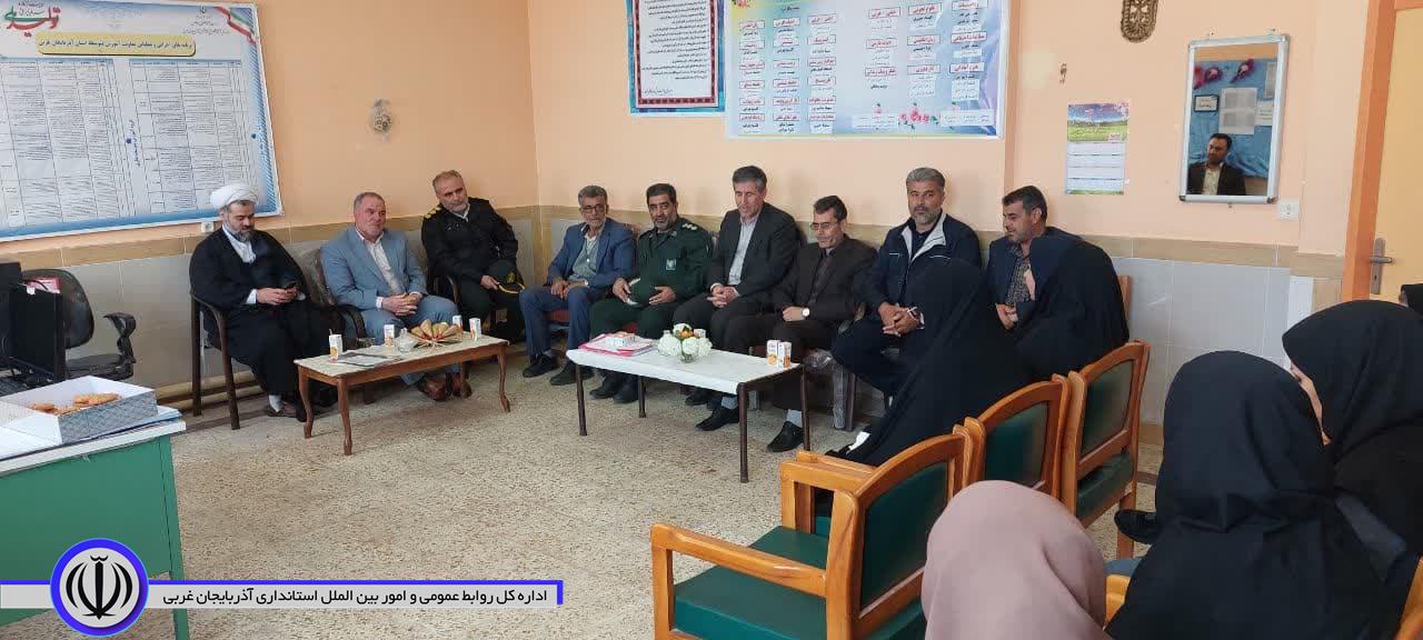 دیدار فرماندار باروق با تعدادی از معلمان مدارس شهرستان بمناسبت 12 اردیبهشت روز معلم