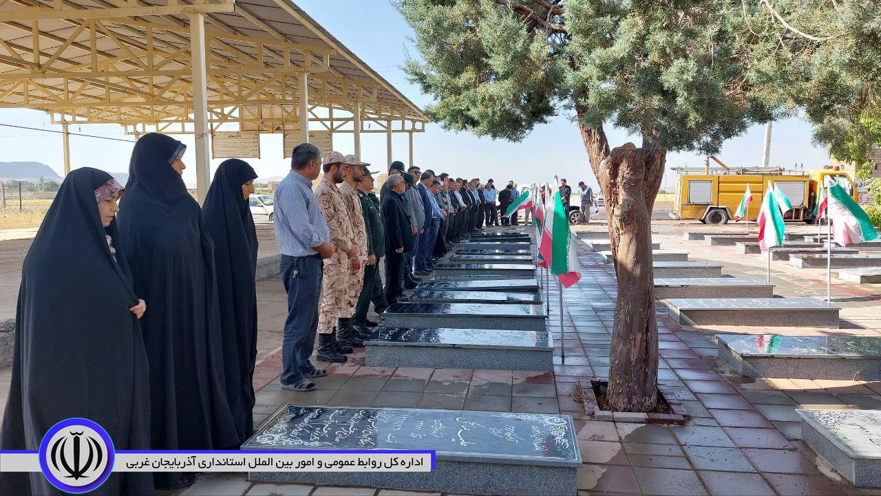 به مناسبت هفته دولت گلزار شهدای شهر باروق گلباران شد