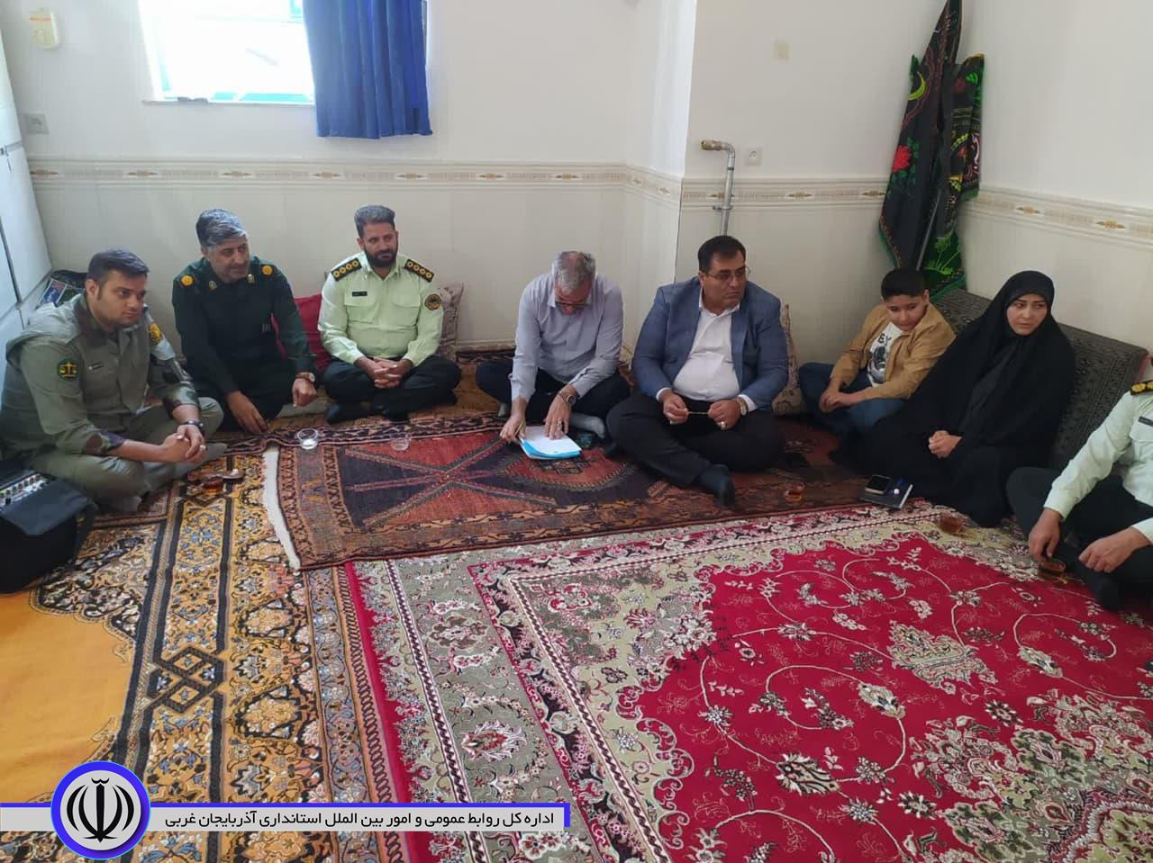 میز خدمت مسئولان باروقی در کنار روستائیان برپا شد