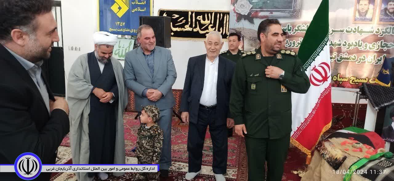 کوچکترین عضو بسیج توسط فرماندار شهرستان باروق تجلیل شد.