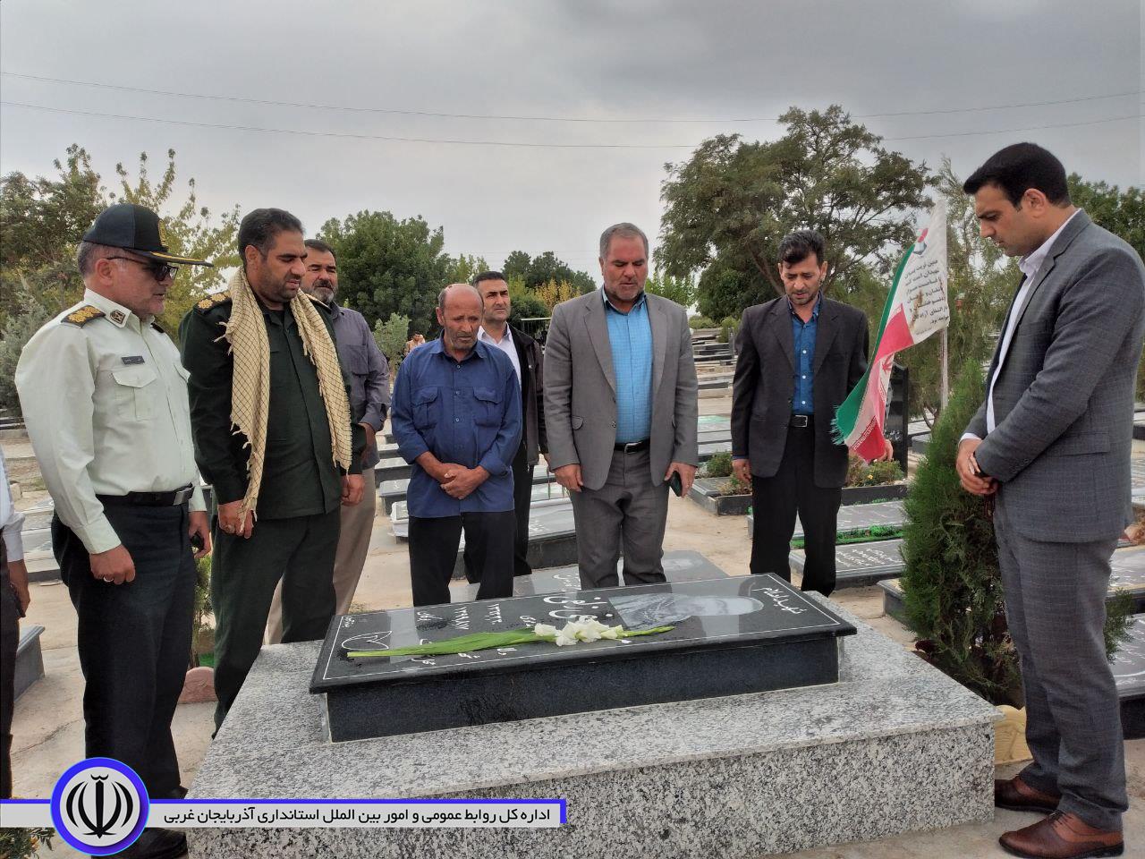 گلزار شهدای والامقام شهرستان باروق غبارروبی و عطرافشانی شد.