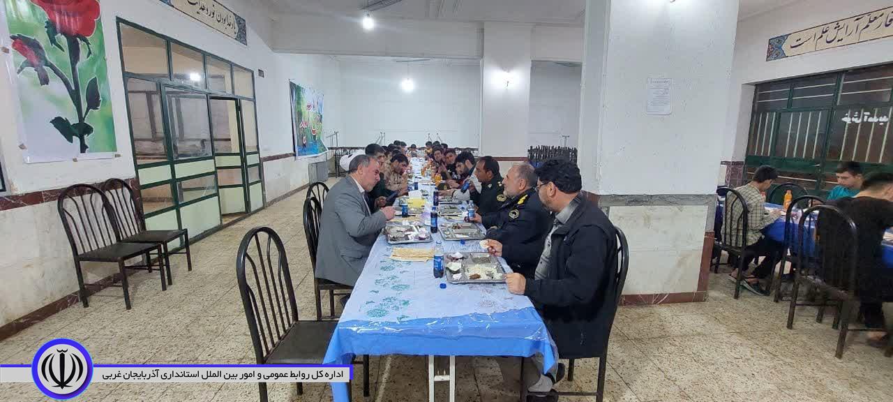 دیدار شبانه و صمیمی فرماندار شهرستان باروق با دانش آموزان خوابگاهی مدرسه شبانه روزی شهدای باروق بمناسب فرا رسیدن هفته بسیج