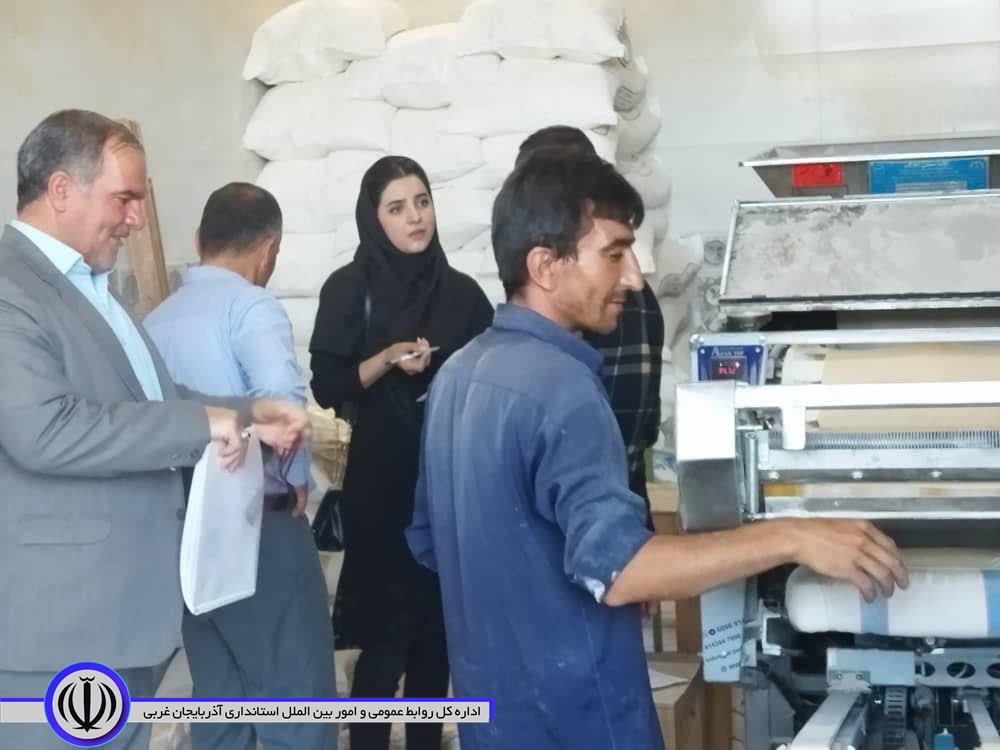 بازدید فرماندار و اعضای هیئت بازرسی کالاهای اساسی و آرد و نان  شهرستان از نانوایی های سطح شهر باروق: