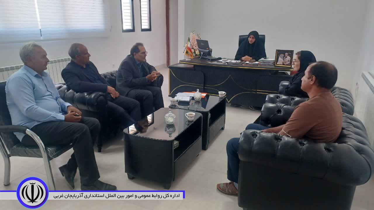 دیدار جمعی از تعاونگران با فرماندار باروق به مناسبت گرامیداشت هفته تعاون