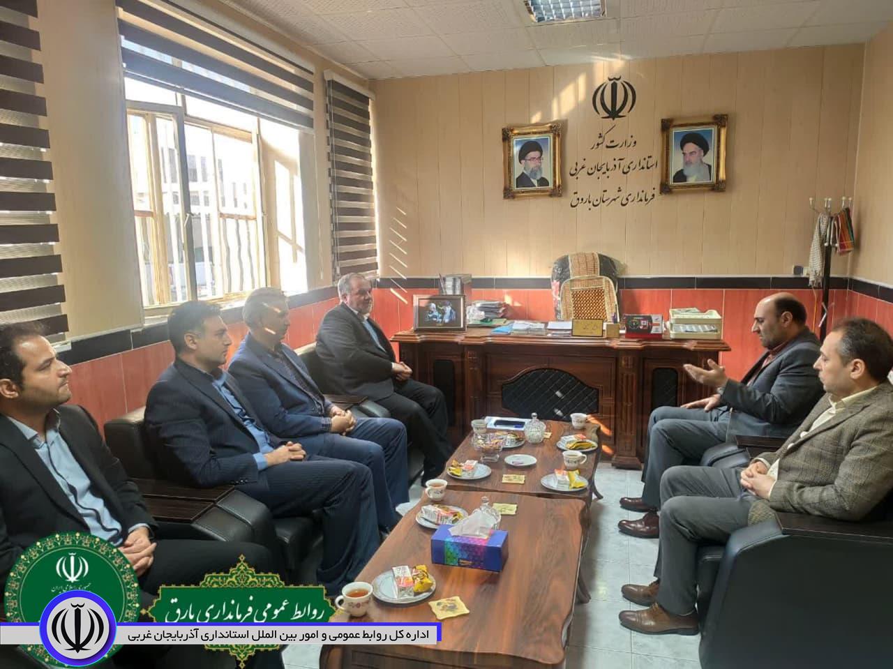 دیدار سعید احمدی مدیرکل ثبت احوال استان آذربایجان غربی با حسینی فرماندار شهرستان باروق