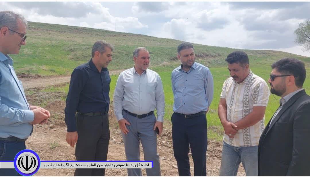 بازدید فرماندار شهرستان باروق از آغاز عملیات بهسازی و آسفالت راه روستای